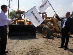 El alcalde de Tlaquepaque, Miguel Castro (izq), y el de Tlajomulco, Enrique Alfaro, dieron el banderazo para el arranque de obras.  /