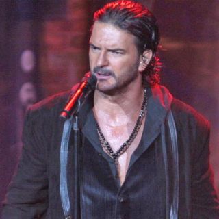 Ricardo Arjona acude a funeral de su padre en Guatemala