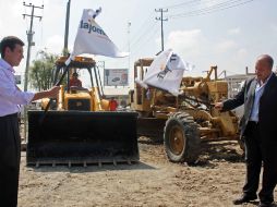 El alcalde de la localidad, Enrique Alfaro Ramírez, dio el banderazo de inicio a las obras. A. HINOJOSA  /