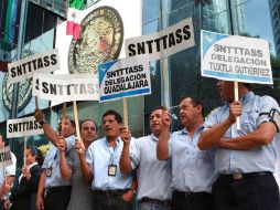 Trabajadores de Mexicana se manifiestan afuera de la sede de la Procuraduría General de la República. EL UNIVERSAL  /