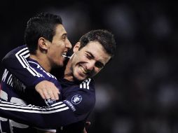 ‘‘Pipita’’ Higuaín (der.) felicita a Ángel di María, tras anotar el único tanto del Real Madrid. AFP  /