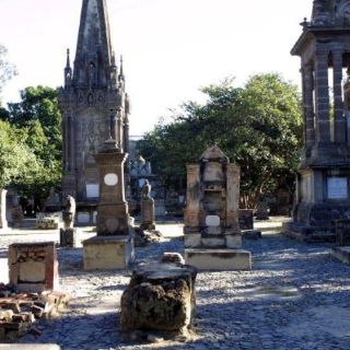 Rescatan leyendas tapatías en el Panteón de Belén