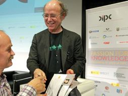 Frank Wilczek firma un autógrafo a un admirador. EFE  /