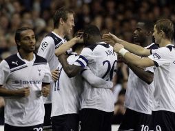 Los jugadores del Tottenham festejan el triunfo ante su rival. EFE  /