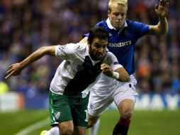 El jugador del Glasgow Rangers: Steven Naismith (der) disputa el balón con Volkan Sen (iz) del Bursaspor durante el partido. EFE  /