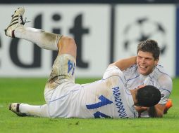 Huntelaar y Papadopoulos (14) fesetjan el gol del holandés. AP  /