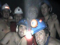 Imágenes que muestran a algunos mineros en el lugar donde se encuentran atrapados. EFE  /