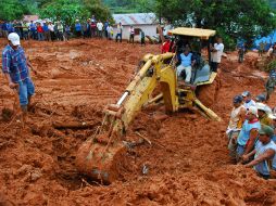 Un operario remueve la tierra después de un derrumbe hoy en el municipio indígena de Amatán, Chiapas. EFE  /