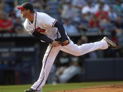 Derek Lowe arriba de la 'lomita' le dio la victoria a su equipo, lo cual lo acerca más a las finales. AP  /