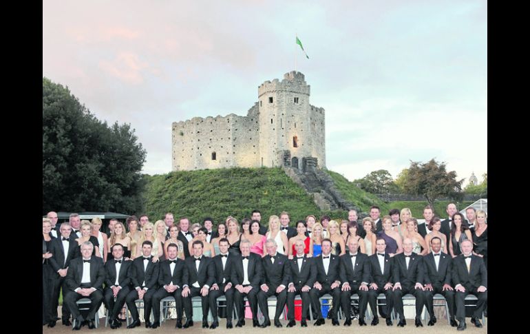 En un evento de gala y acompañados del príncipe Carlos, ayer fueron presentados los equipos de Estados Unidos y Europa. AP  /
