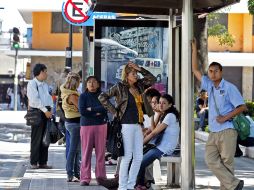 El caos vial se apoderó de la Zona Centro de Guadalajara hasta las 15:30 horas de ayer. E. BARRERA  /