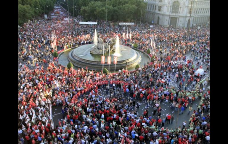 Manifestantes responden al paro generalizado en Madrid. La jornada de 24 horas terminó con más de 100 detenidos en España. EFE  /