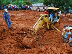 Un operario remueve la tierra después del derrumbe en el municipio Amatán. EFE  /