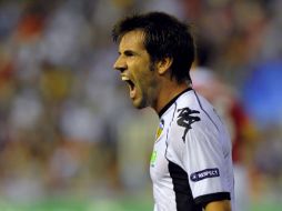 El mediocampisa del Valencia, David Albelda, trata de motivar a sus compañeros en un partido de los Naranjeros. AFP  /