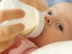 Desaconsejan a los padres sobrealimentar al bebé mientras éste se encuentre sano. ESPECIAL  /