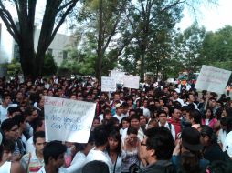 Aspecto de estudiantes de la UdeG en protesta a las afueras de Casa Jalisco. ARCHIVO  /