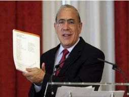 El secretario general de la OCDE, Ángel Gurría muestra el informe de un estudio económico sobre Portugal. EFE  /