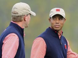 Tiger Woods practica con su compañero Steve Stricker previo al inicio del torneo de Copa Ryder. EFE  /