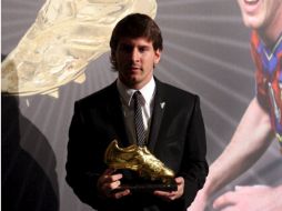 Lionel Messi posa con su premio del 'Bota de Oro'. EFE  /