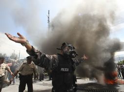 Un policía se manifiesta durante la protesta de policías y soldados en contra de una nueva ley que reduce sus beneficios. AP  /