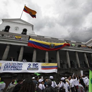 Correa dice que no negociará con policías