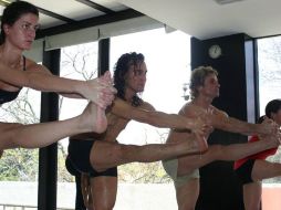 El Brikam Yoga se desarrolla a partir de 26 posturas de las 84 del Hatha Yoga, a 42 grados centígrados de temperatura. ESPECIAL  /