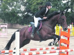 La amazona del Guadalajara Country Club, Florencia Figueroa, es líder en la categoría Abierta a 90 centímetros. M.FREYRÍA  /