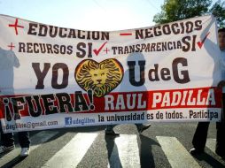 Un grupo de jóvenes se manifestaron ayer frente a la Rectoría de la UdeG para pedir la salida de Raúl Padilla de la UdeG. E. BARRERA  /