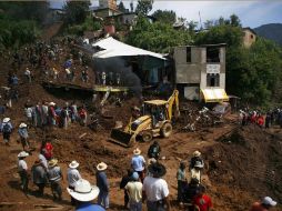 Se rescataron un total de 11 cuerpos que quedaron sepultados tras el desgajamiento de un cerro en Tlahuitoltepec, Oaxaca. AFP  /