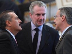 Manlio Fabio Beltrones del PRI y los panistas Santiago Creel (centro) y José González Morfín, dialogan en la Cámara Alta. EL UNIVERSAL  /