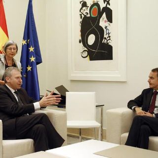 Zapatero mantiene los ajustes, pese a la huelga general