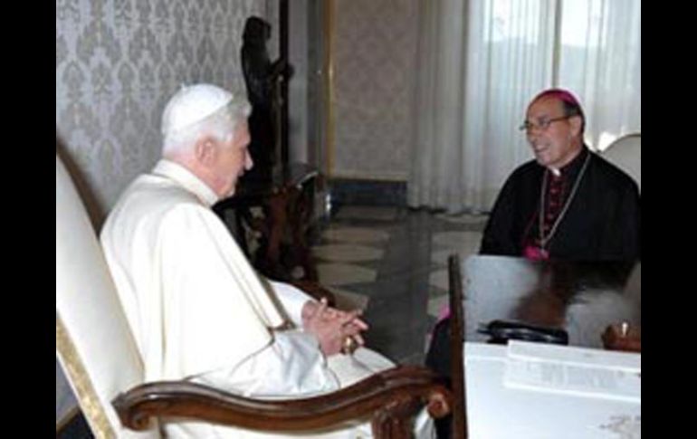 Foto de archivo del Papa Benedicto y el delegado pontificio, Velasio De Paolis, en la oficina papal del Vaticano.‘L’Osservatore Romano'  /