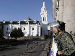 Tenso amanecer en el Palacio de Gobierno; efectivos del ejército permanecen custodiando la sede de la presidencia de Ecuador. AP  /