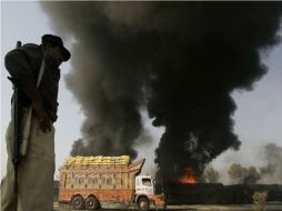 Presuntos militantes incendiaron al menos 27 camiones que transportan combustible para las tropas de EU y la OTAN. AP  /
