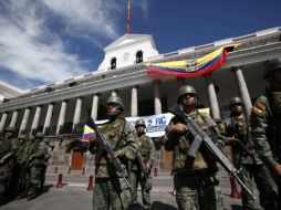 Continúa la vigilancia militar a las afueras del Palacio de Gobierno en Quito. AFP  /