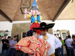 Una pareja bailó dos canciones regionales a las puertas de Casa Jalisco. E. PACHECO  /