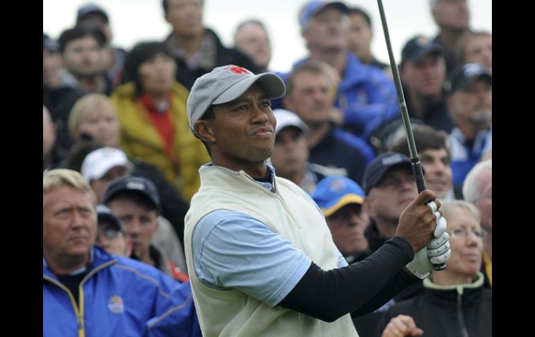 El golfista Tiger Woods, del equipo estadounidense, participa en uno de los partidos de la Copa Ryder. EFE  /
