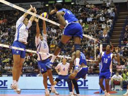 El jugador de la selección de Cuba, Leal Hidalgo (der), remata ante la defensa de México. EFE  /