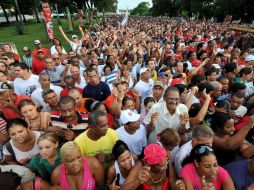 Los cubanos asistieron al acto por el 50 aniversario de la creación de los Comités de Defensa de la Revolución. EFE  /