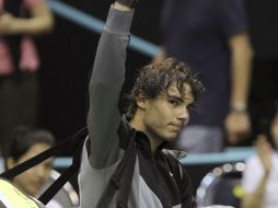 El número uno del tenis saluda a sus seguidores tras ganar el partido ante kazajo Mikhail .EFE  /