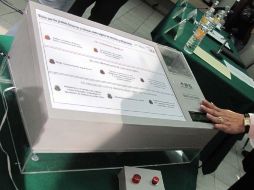 El Instituto Federal Electoral (IFE) inició la fase de pruebas de una urna electrónica blindada contra los votos nulos. EL UNIVERSAL  /
