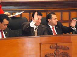 El síndico Héctor Pizano (derecha) fue quien presentó la iniciativa y después la retiró del orden del día en la sesión. ESPECIAL  /