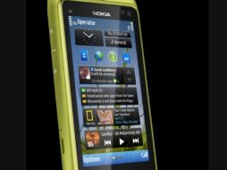 El modelo N8 de Nokia presenta la competencia contra el iPhone de Apple. ELPAÍS.COM  /