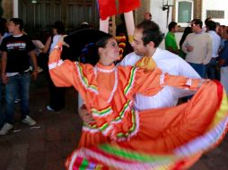 El folclor destacó en la manifestación número 14 en Casa Jalisco por parte de estudiantes de la UdeG.  E. PACHECO  /