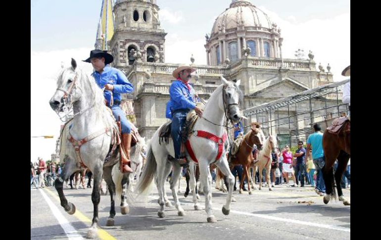 El contingente está conformado por 40 calandrias, 15 bandas de música y decenas de caballos de diferentes razas. ARCHIVO  /