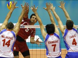 Carlos Guerra (rojo.) fue uno de los hombres que destacó por parte del equipo mexicano al sumar 13 puntos. AP  /