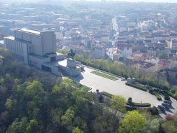 La muestra, en el Mausoleo Nacional de Vitkov , estará abierta hasta mayo próximo. ESPECIAL  /