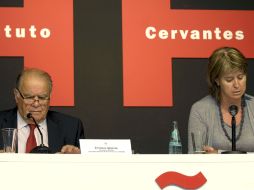 La Directora del Instituto Cervantes de Fráncfort, Mercedes de Castro y el Secretario General Iberoamericano, Enrique Iglesias. EFE  /