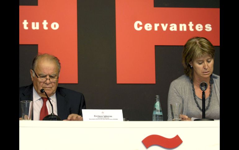 La Directora del Instituto Cervantes de Fráncfort, Mercedes de Castro y el Secretario General Iberoamericano, Enrique Iglesias. EFE  /