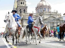 El recorrido pasó por la avenida Corona, R. Michel, Parras y González Gallo hasta la Expo Ganadera. ARCHIVO  /